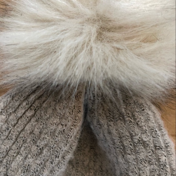 NWOT Urban Outfitters Winter Pom Hat (Beige/Cream) - Picture 2 of 3